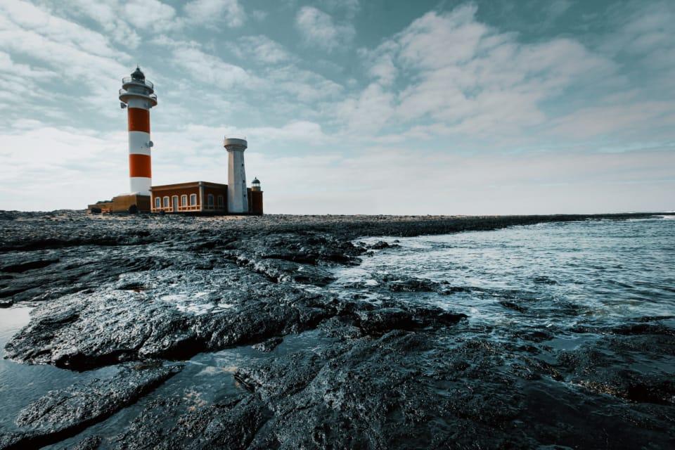 Far pe coasta mării