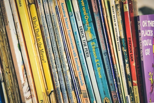 Cărți vechi în bibliotecă